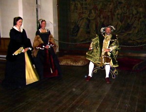Hampton Court: Heinrich VIII. und zwei Hofdamen