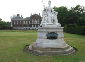 640px-Victoria_statue_Kensington